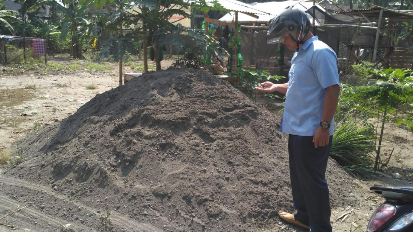 cek material pembangunan corblock jalan wisata air Desa Pleret dari Dinas Tenaga Kerja dan Trans. DI